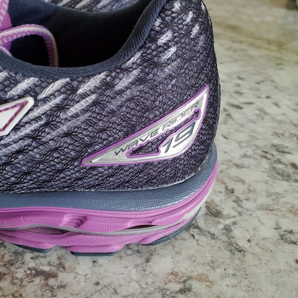Mizuno Wave Rider 19   X10 Women's Size 10 Sneaker - Picture 8 of 9
